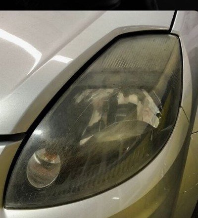Farol embaçado antes da restauração