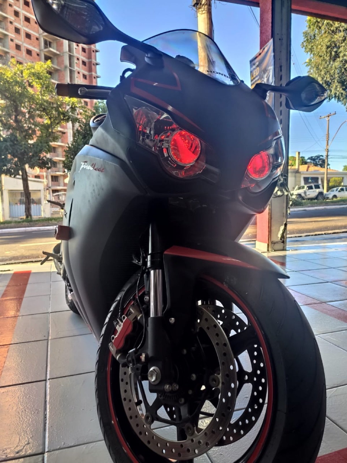 Customização de farol de moto com olhos vermelhos